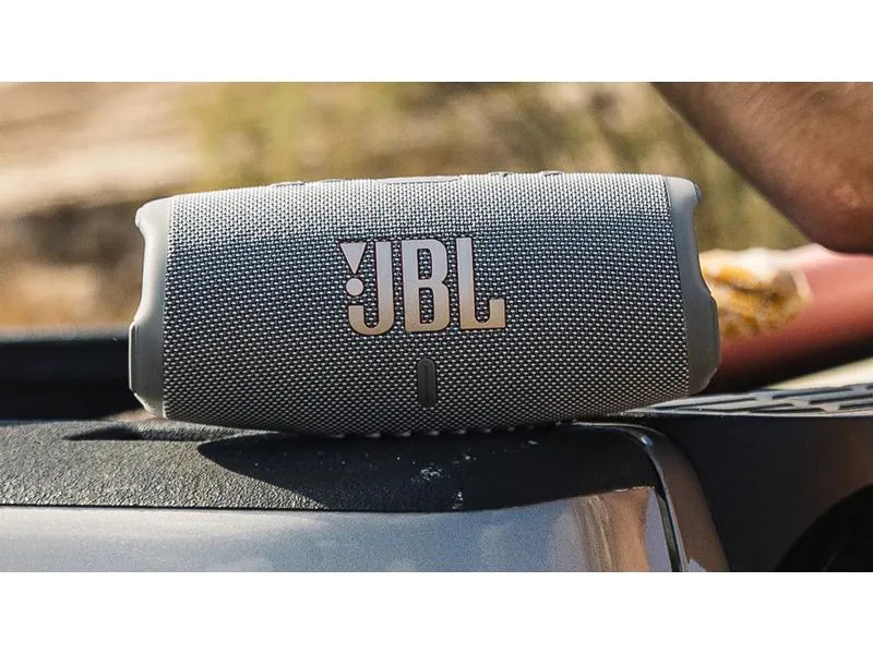 JBL Bluetooth Speaker Charge 5 Grau, Verbindungsmöglichkeiten: Bluetooth, Widerstandsfähigkeit: IP67, Staubgeschützt, Wasserfest, Stromversorgung: Akkubetrieb, Farbe: Grau, Ausstattung: Powerbank, Kapazität Wattstunden: 27 Wh