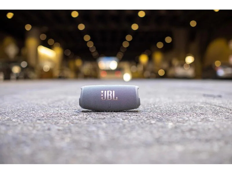 JBL Bluetooth Speaker Charge 5 Grau, Verbindungsmöglichkeiten: Bluetooth, Widerstandsfähigkeit: IP67, Staubgeschützt, Wasserfest, Stromversorgung: Akkubetrieb, Farbe: Grau, Ausstattung: Powerbank, Kapazität Wattstunden: 27 Wh