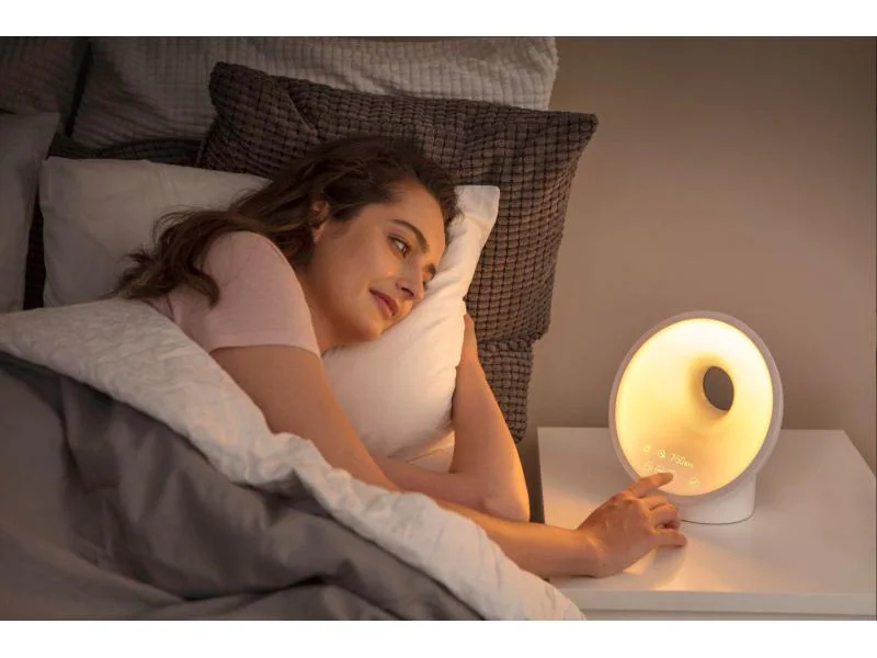 Philips Lichtwecker Wake-up Light HF3651/01, Funktionen: Snooze-Funktion; Alarm; Anti-Rutsch-Füsse; Schlummertaste, Ausstattung: Integriertes Radio, Wecktöne: 8 Aufwachmelodien, Helligkeitsstufen: 25 ×, Verbindungsmöglichkeiten: Aux Kabel, Lichtstärk