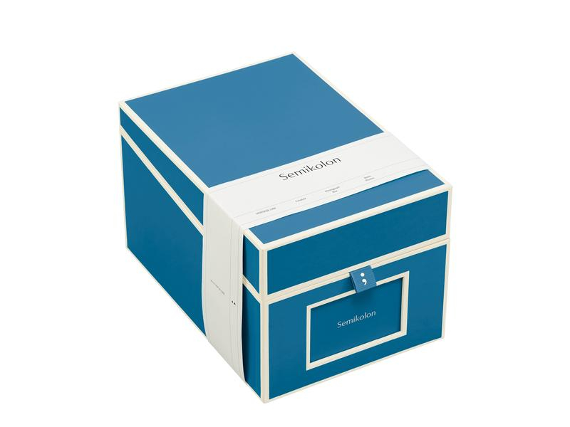 Semikolon Fotobox Blau, Frontseite wechselbar: Nein, Albumart: Fotobox, Medienformat: 10 x 15 cm, 9 x 13 cm, Material: Karton, Detailfarbe: Blau, Altersgruppe: Erwachsene