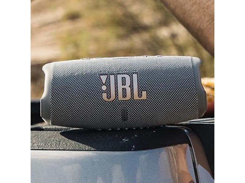 JBL Bluetooth Speaker Charge 5 Grau, Verbindungsmöglichkeiten: Bluetooth, Widerstandsfähigkeit: IP67, Staubgeschützt, Wasserfest, Stromversorgung: Akkubetrieb, Farbe: Grau, Ausstattung: Powerbank, Kapazität Wattstunden: 27 Wh